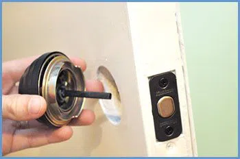 State Locksmith Services Dallas, TX 214-530-0311 - 5-change-locks-service